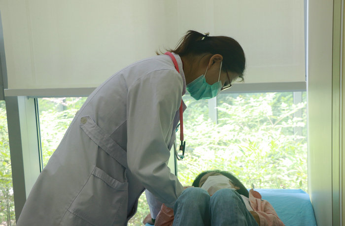 陆敏给云云做了详细的体格检查,没发现什么异常.