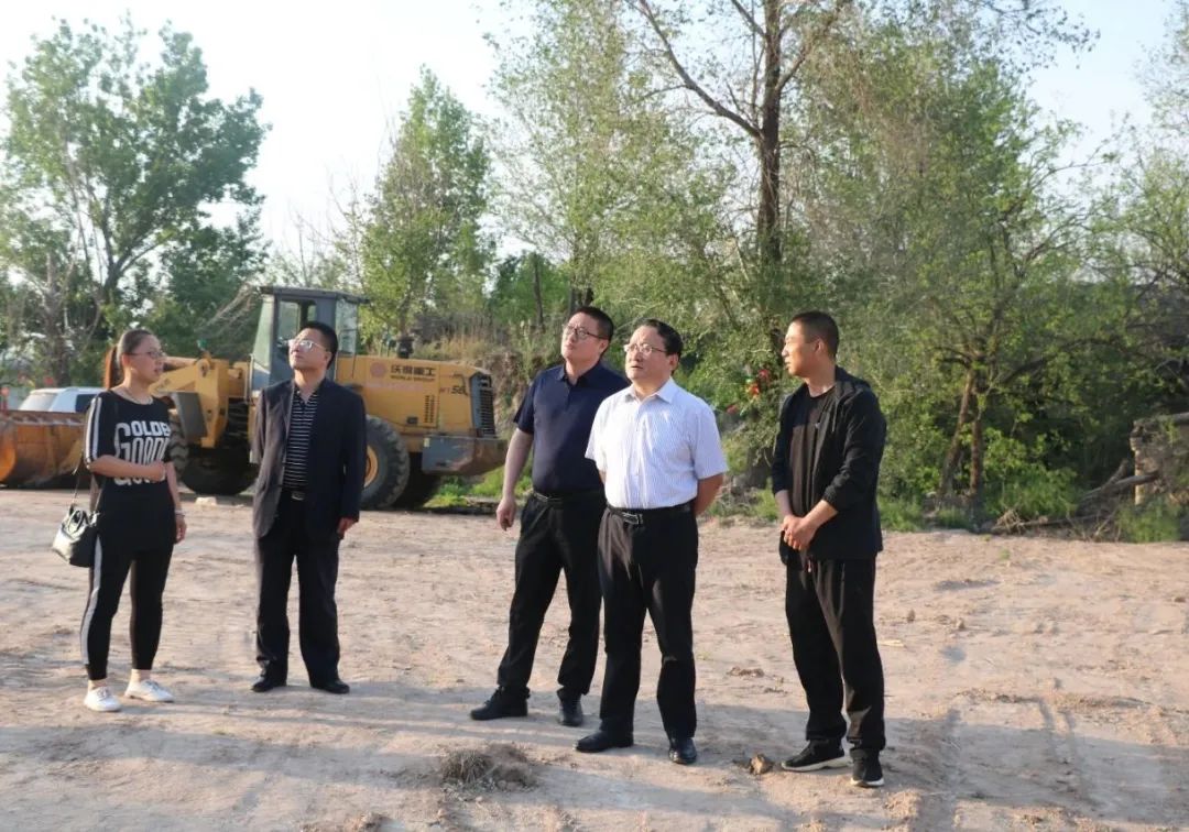 县委书记梁宝明深入凤城镇山村调研易地扶贫搬迁工作