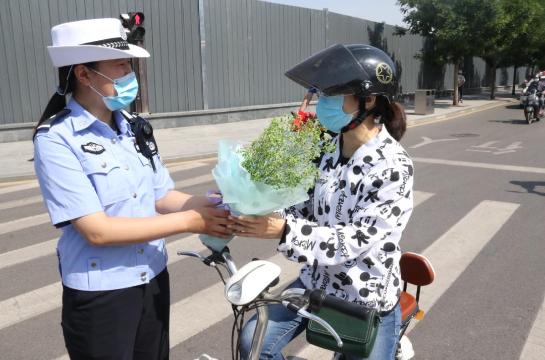 将爱传递花之韵送最美祝福给临汾公安交警女子中队