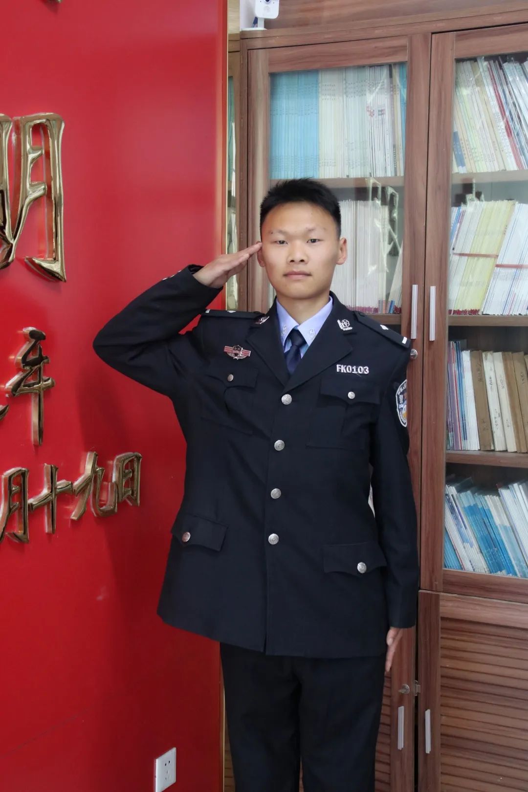 帅气的法警"键"步如飞的书记员担当中历练,尽责中成长的法官助理明法