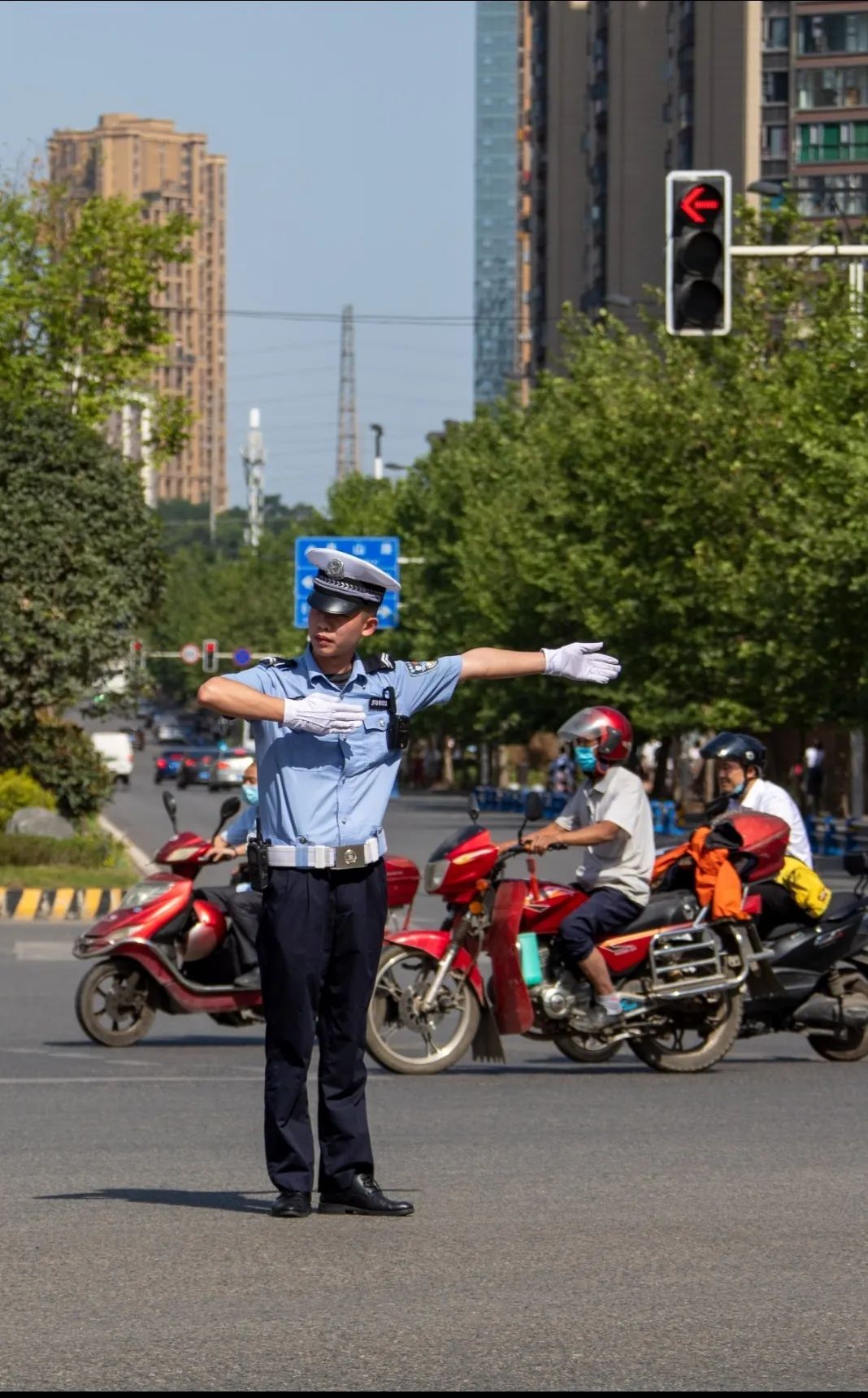 "白手套"在川流不息的马路中间 娴熟地指挥着来往车辆 雕刻般的身影