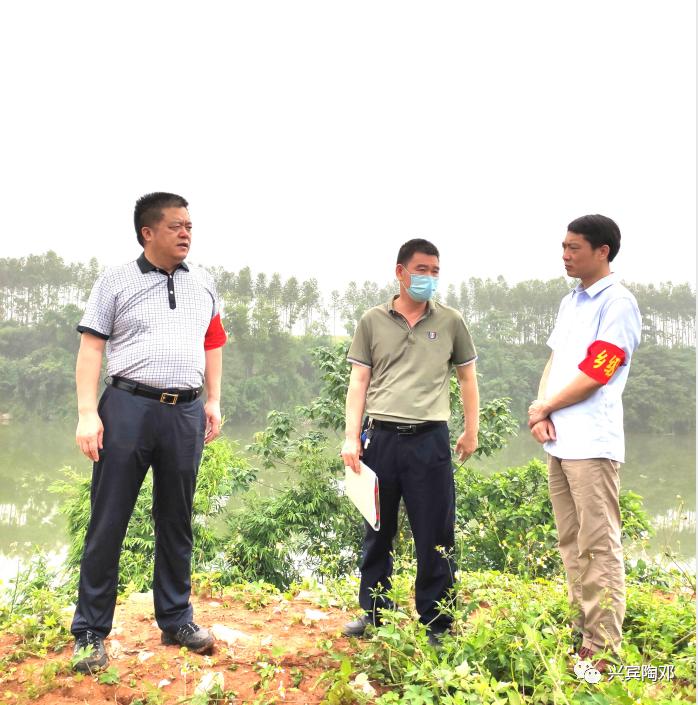 图为市河长张亚楠(左一)在清水河陶邓河段廖平农场处开展巡查活动
