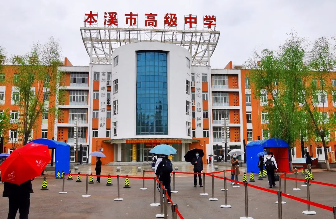 在市高级中学和市实验中学,记者看到学校准备充分,严格要求,各个环节