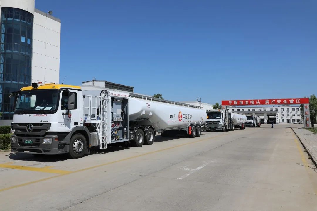 首架两会代表航班抵京中国航油拉开两会保障序幕