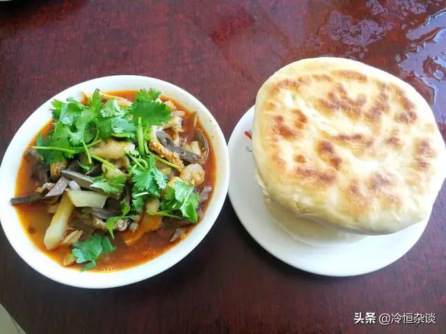 (羊杂碎与白焙子是绝配)与山东全羊汤相比,它不清不淡;与陕西羊肉泡馍