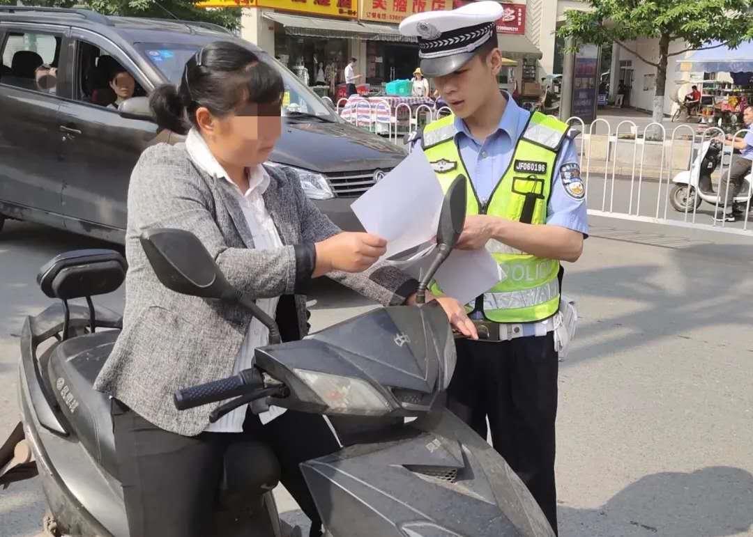 下月起騎車不帶頭盔要被處罰?宜賓交警回應了