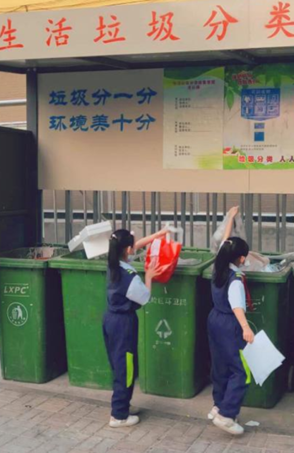职工新街小学双胞胎姐妹扔垃圾