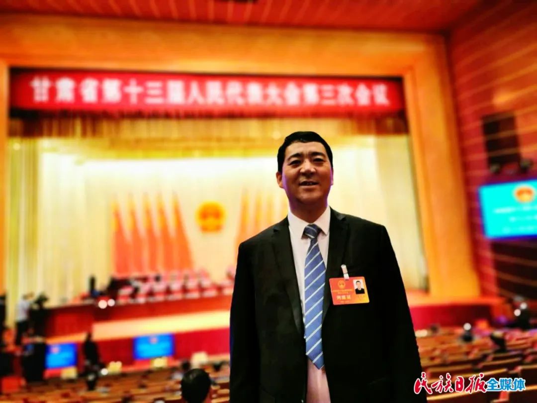 关注全国两会全国人大代表马天龙为群众谋福利