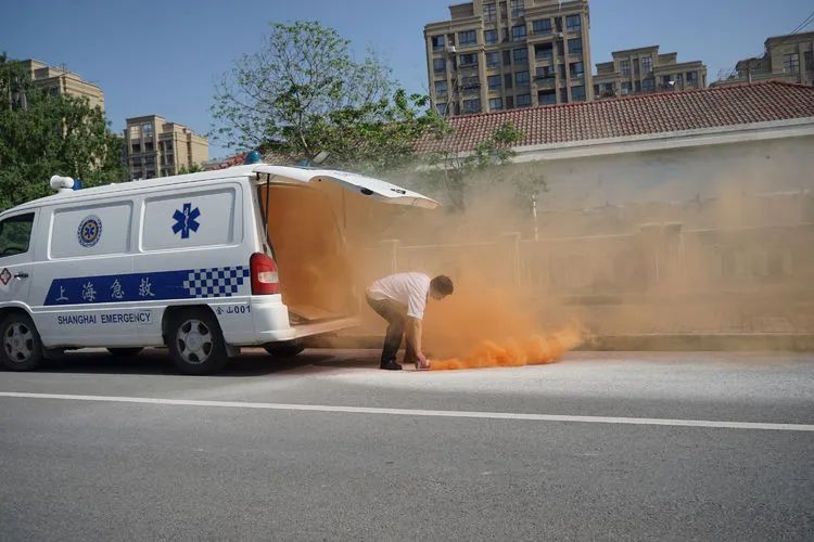 金山一救护车着火了这是怎么回事