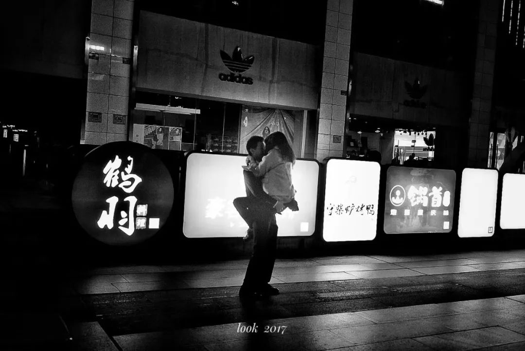 他用4年时间,拍下上百对成都街头接吻的男女