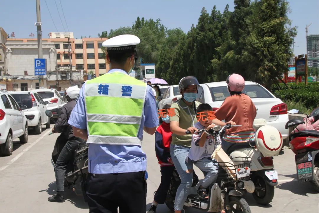 今天在校門口騎車接送孩子的家長都被查了