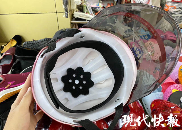 卖场售卖的一款头盔内部
