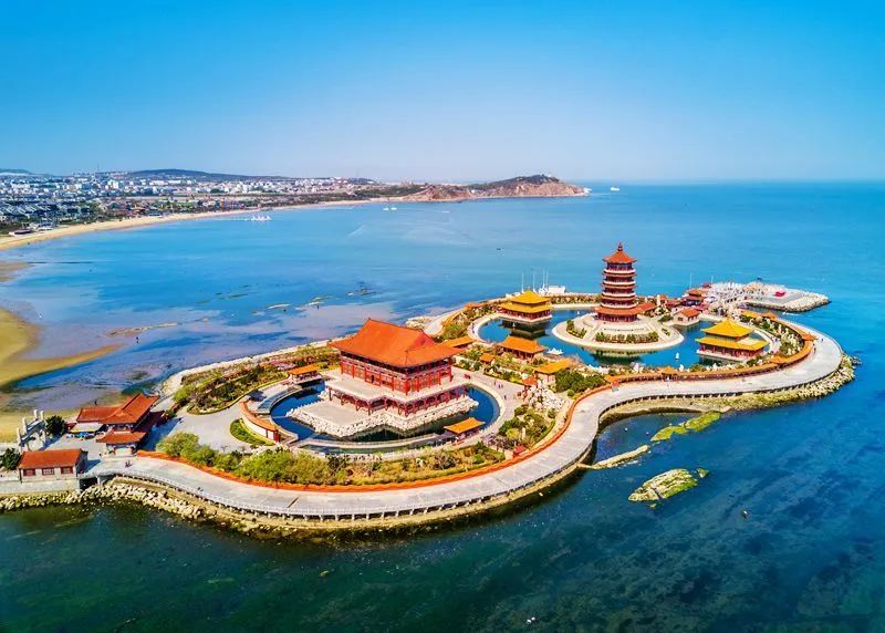 蓬莱阁夜景国内现存最完整的古代水军基地蓬莱水城暖阳晴空下的蓬莱阁