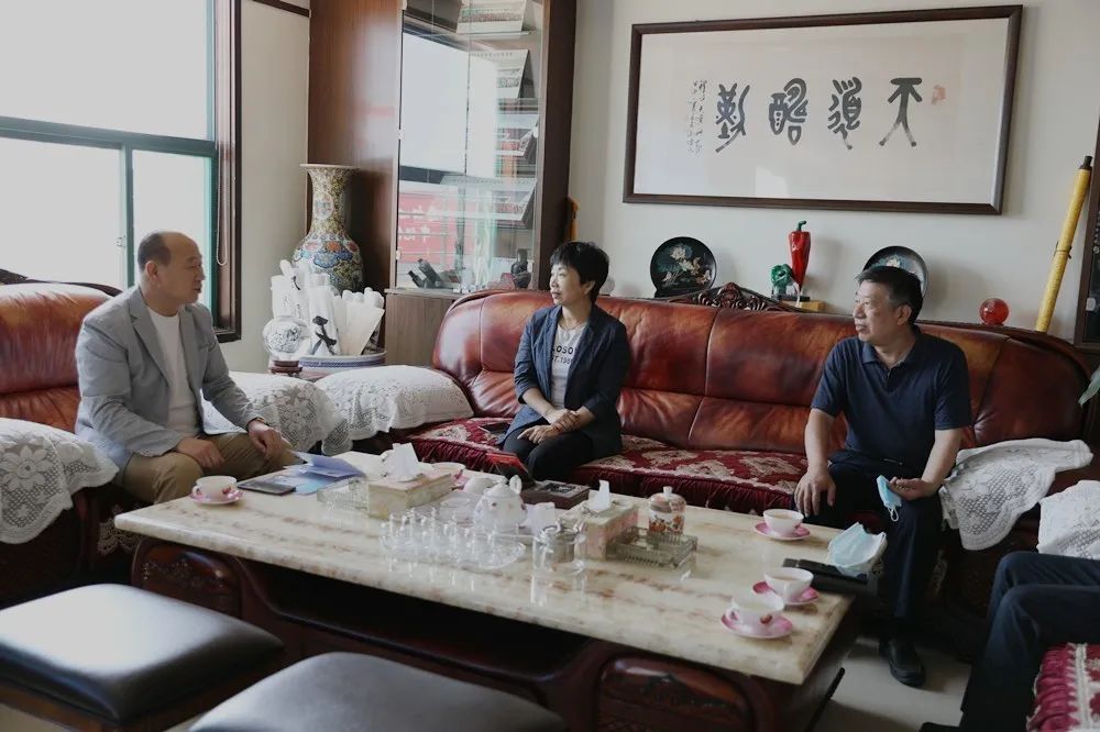 走访活动中,陈晓静院长介绍了武城法院司法便民服务,队伍建设等方面的