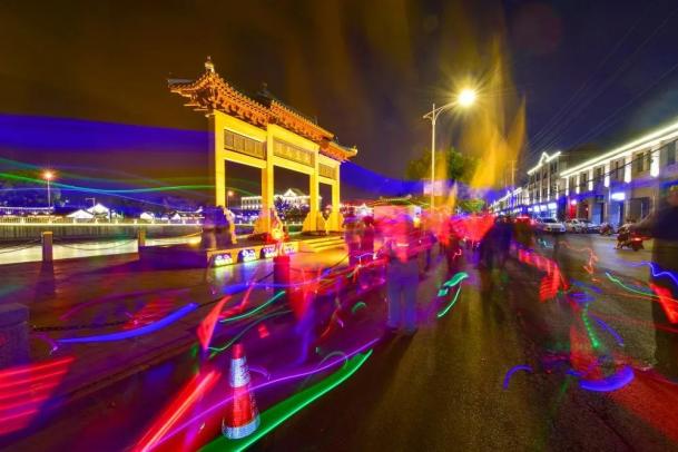 摄看河面波光粼粼,听两岸蛙鸣虫叫站在白龙湖公园的桥上眺望吹过星空