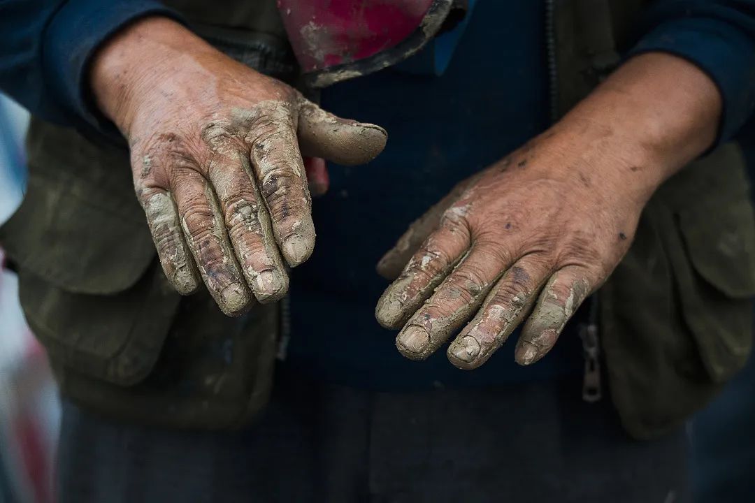 那是钢筋混凝土打磨的勋章布满泥土和老茧粗糙的手今日份的表白,我们
