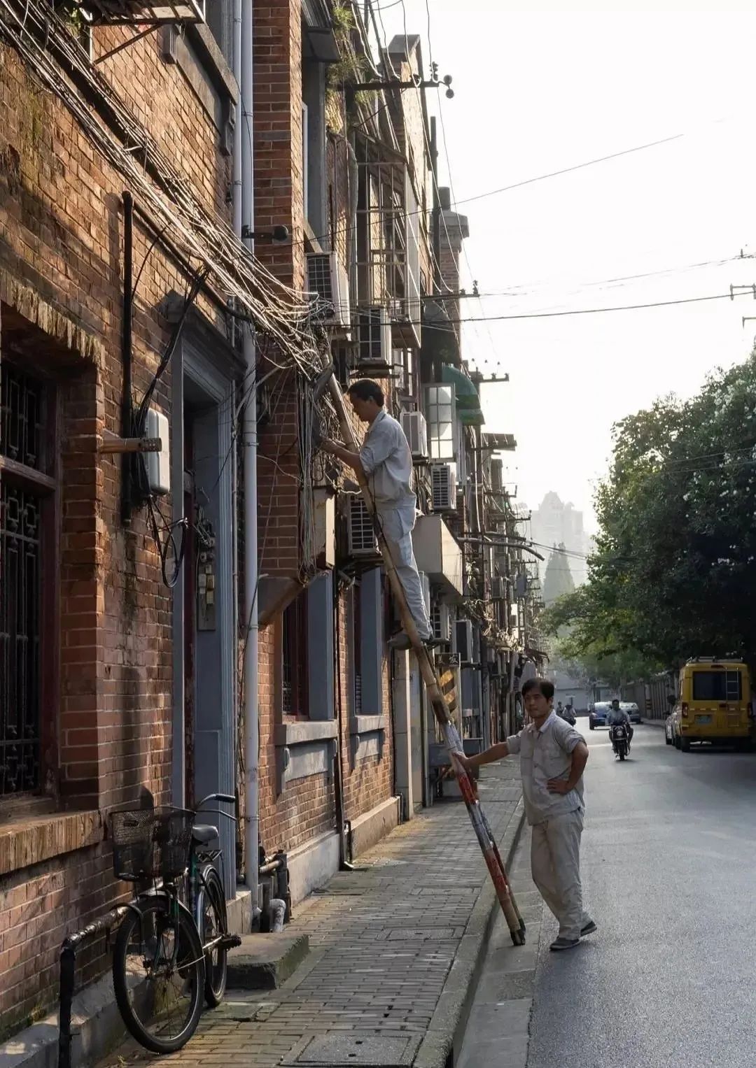 但城市的发展,却让弄堂文化代表的老上海市民生活渐渐消逝,或许多年后