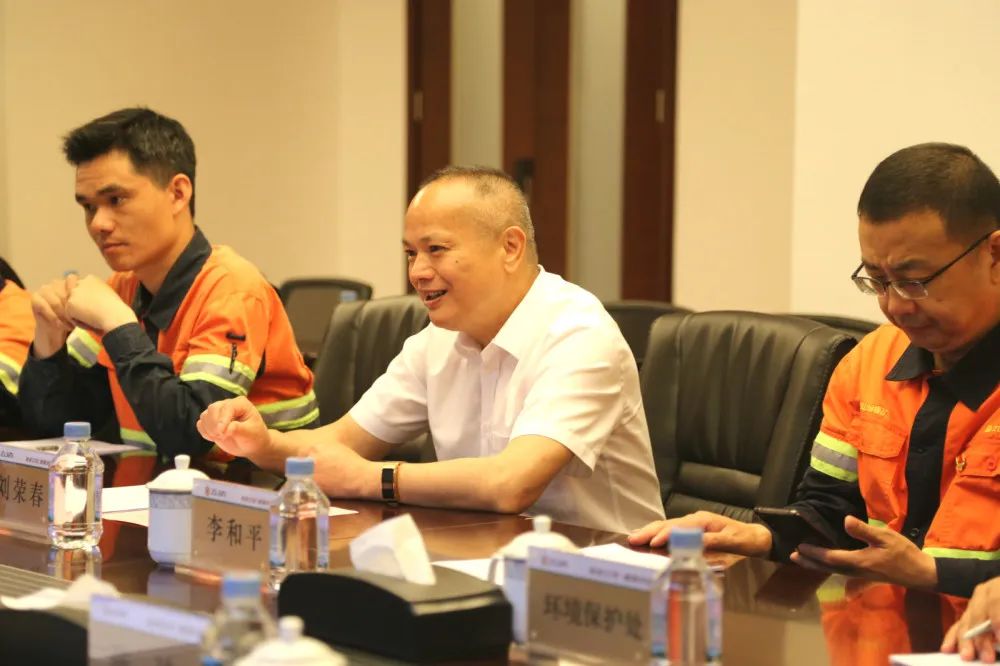 上杭县检察院李彪麒副检察长和紫金山金铜矿安全环保总监许辉标分别