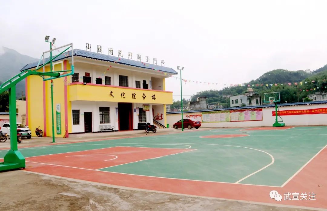 小林村新建的村委综合楼和灯光球场.