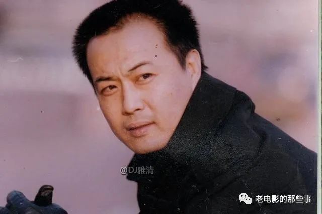 据杨树泉爆料说:当时考到周小斌的时候,胡亚捷就给他递了张条子,无外