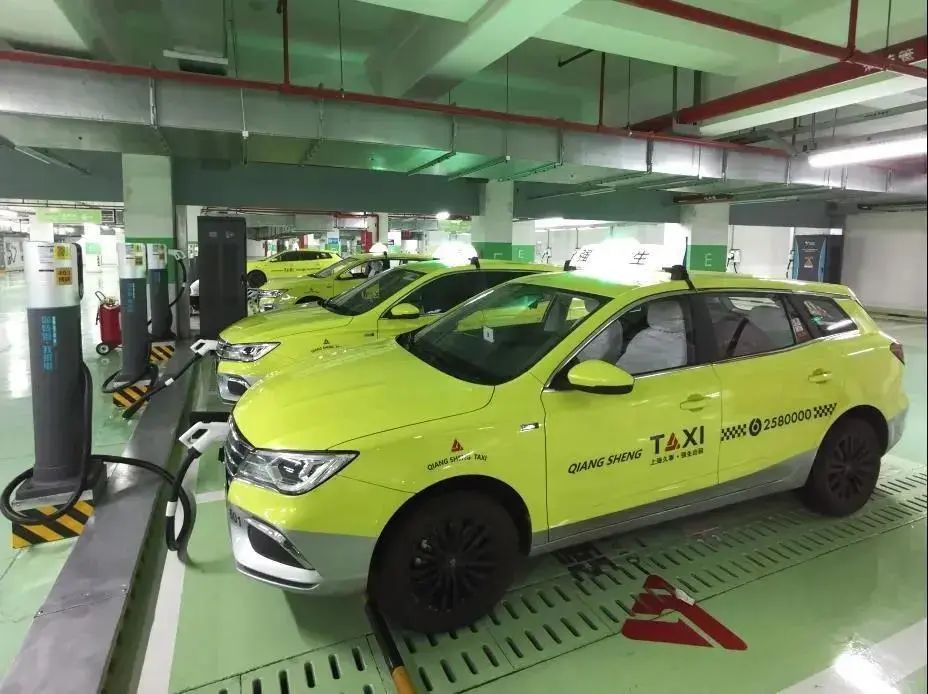 出租车师傅宝山这里有百根充电桩正式投运从0电量至充满电只需40分钟