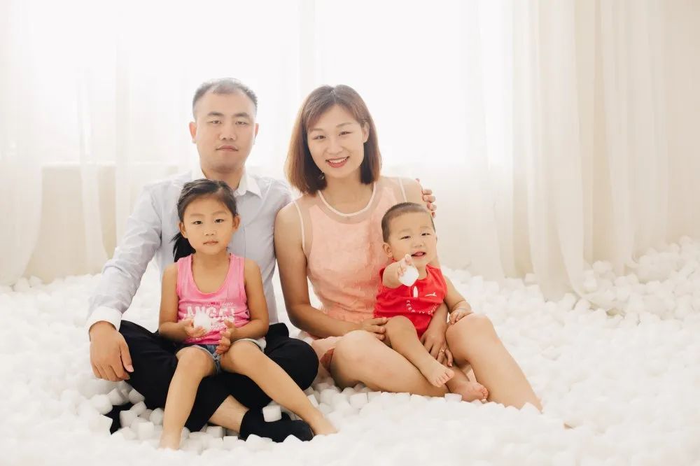 对于李妍家庭来说,也是如此,虽然打乱了生活方式,但夫妻二人工作还是