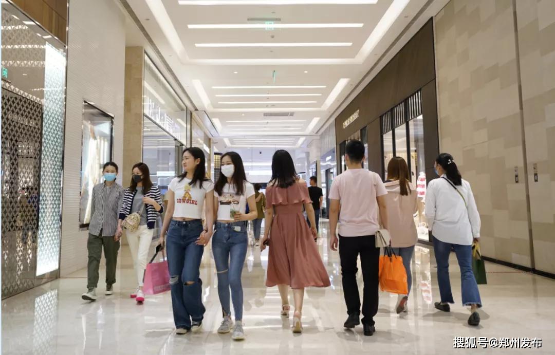 商场消费者络绎不绝 马健摄影