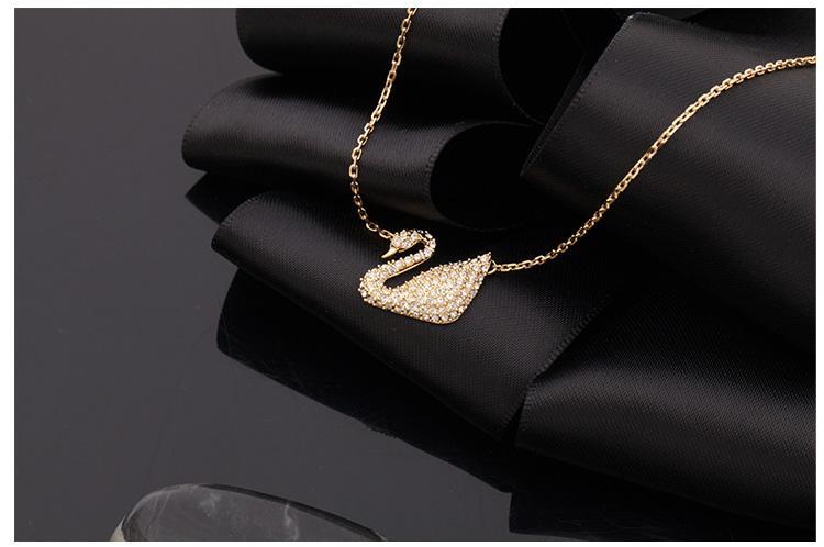 SWAROVSKI施华洛世奇swan金色天鹅水晶项链|图源于网络