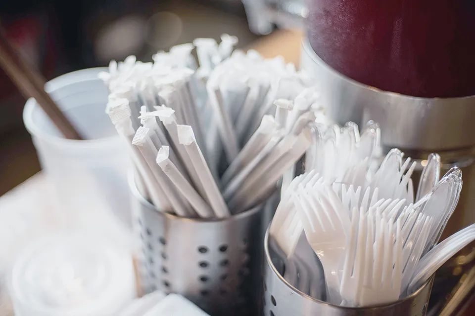 "限塑令"升级,还能用吸管喝奶茶吗?