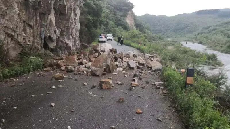 注意 丹东这个地段有落石 雨天出行要谨慎