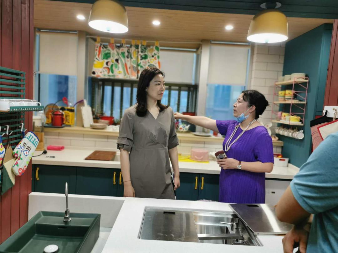 红谷滩新区工委委员管委会副主任万晓娟调研中小学校外