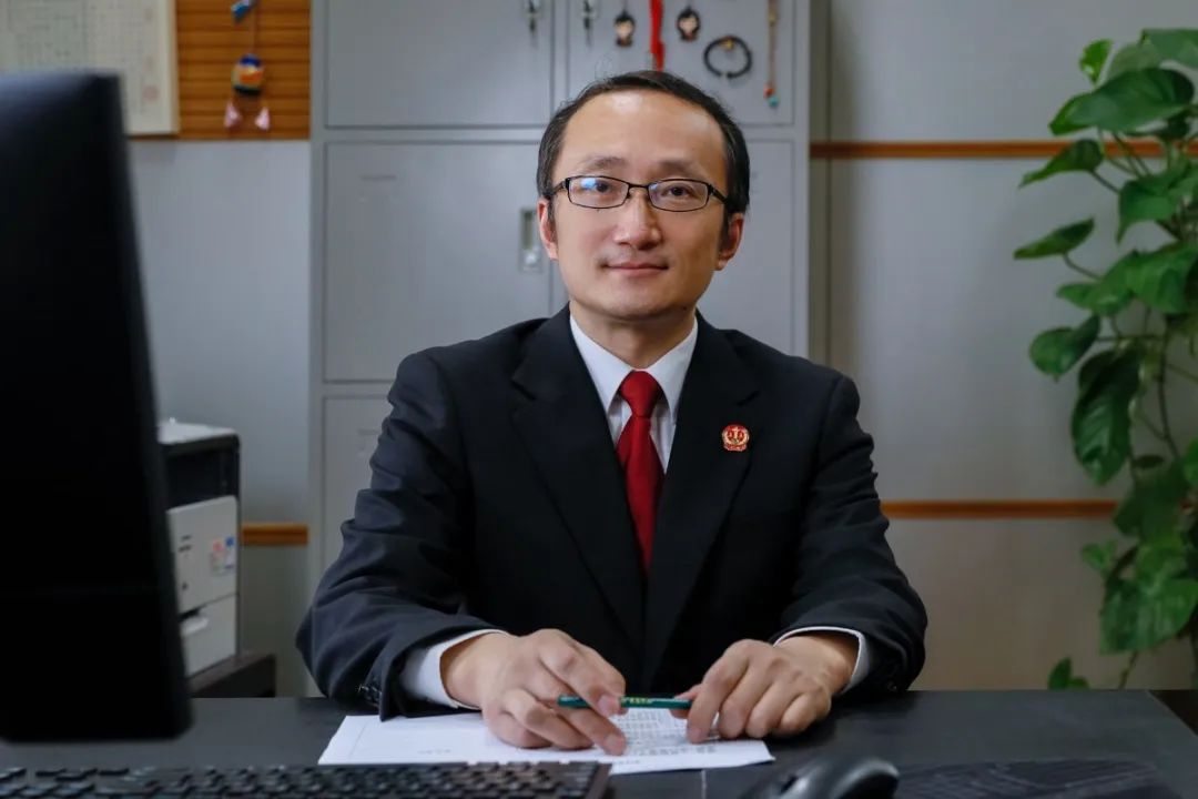 徐军@1995年作为书记员在校对文书@2020年作为审判委员会委员,庭长在