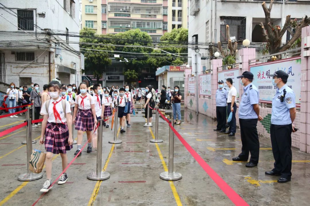 开平市长师附小学校直击开平"神兽"归位现场吧!