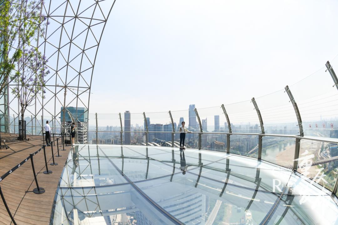 你敢挑战吗重庆250米高空的透明玻璃观景台即将开放