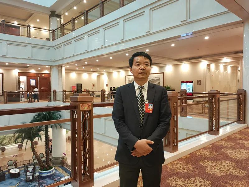 两会时间欧阳华代表打造特色产业促进农民增收