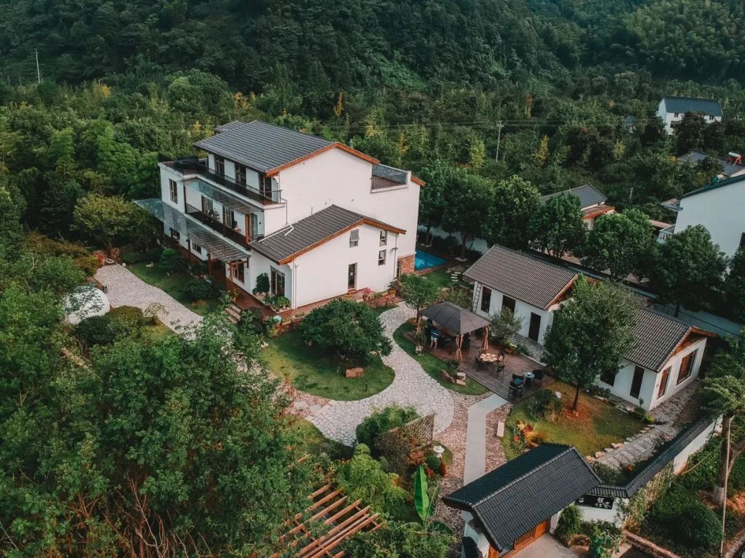 5月21日下午,衡山集团——练塘镇东庄村精品民宿项目举行合作签约仪式