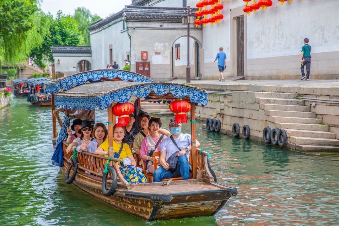 5月21日,在南浔古镇景区内,来自湖州市三县两区的75名援鄂,援温,援杭