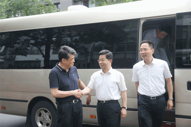 市委常委秘书长方国强调研市中院打造一流营商环境工作