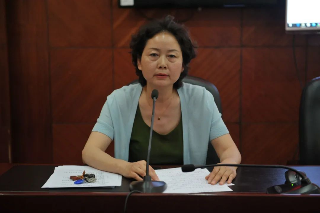 最后由局四级调研员精神文明创建专班工作组组长李春香同志对道德讲堂