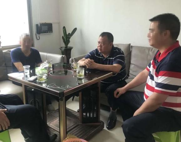 苏仙区副区长,分局党委书记,局长何小毛在苏仙分局接待了曹某,就其