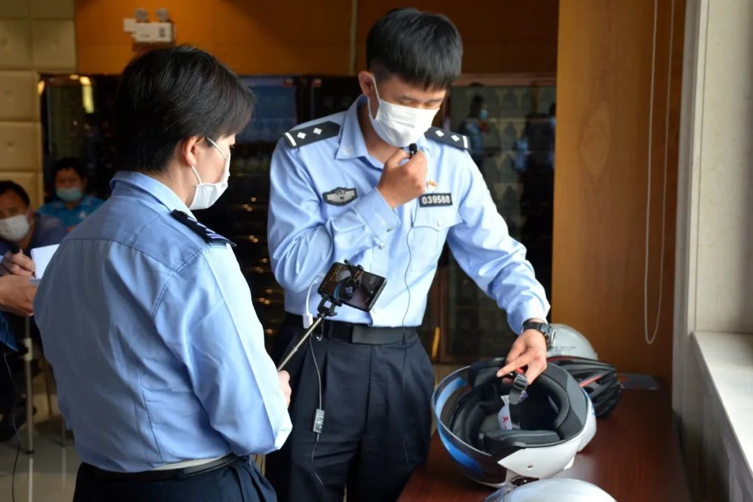 幸盔有你头盔如何选怎么戴听杨浦警察告诉你