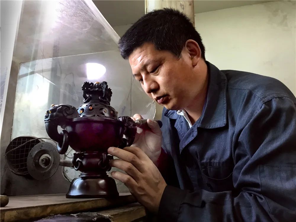 中国撫順、煤精+琥珀*银镶嵌 齐福刚：国家非物质文化遗产—— 抚顺煤精、琥珀雕刻