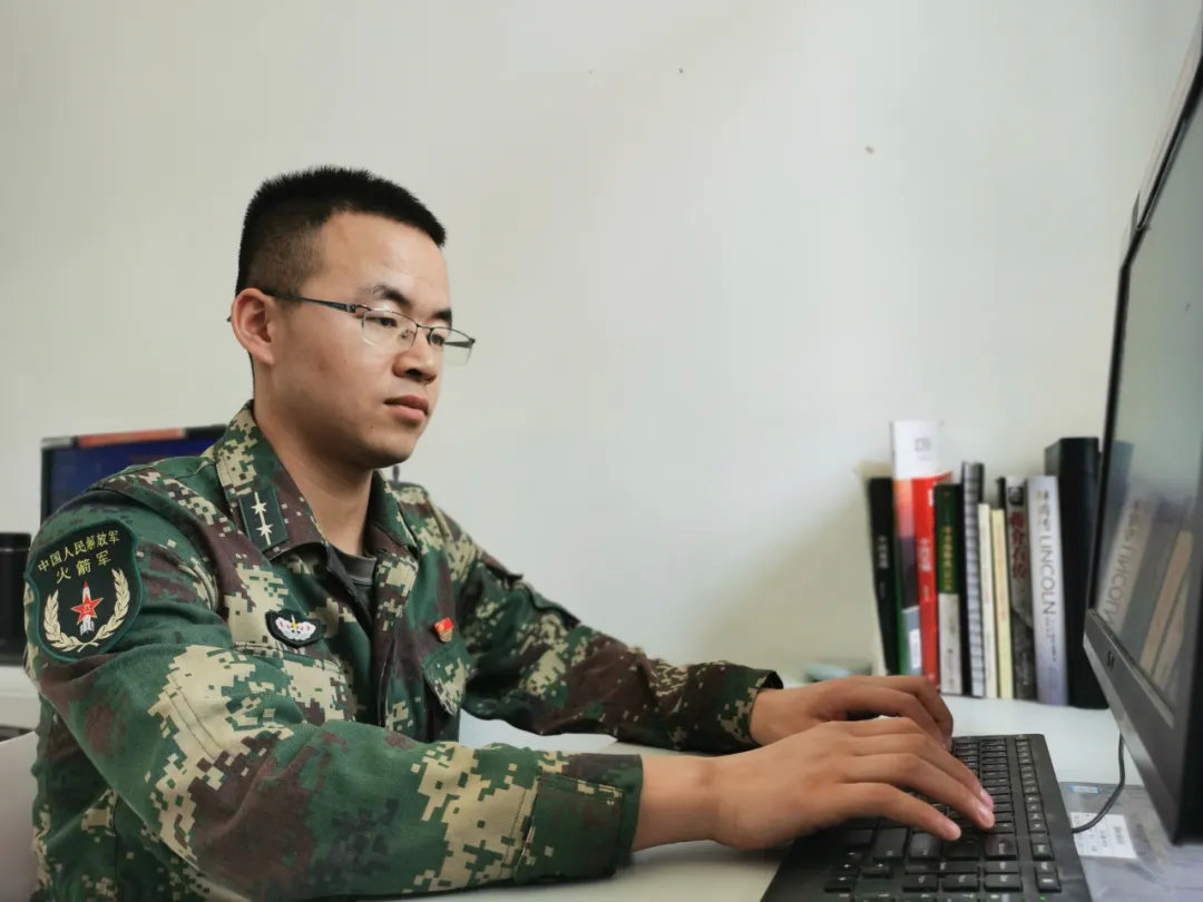 两会火热进行中看火箭军官兵关注些什么