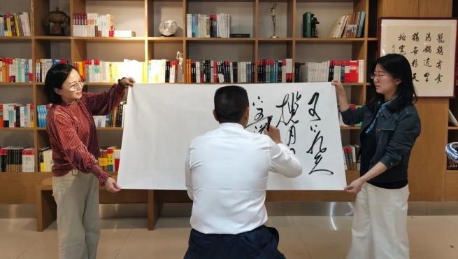 【直播】《只争朝夕 砥砺前行》访中国国礼书法家张源达