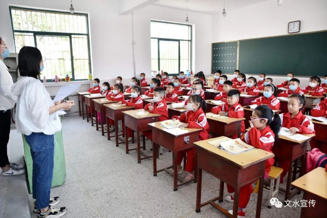 县委书记梁宝明调研指导小学复学复课工作