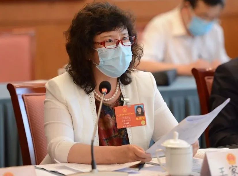 5月23日,全国人大代表,辽宁省辽阳市第一高级中学特级教师王家娟接受