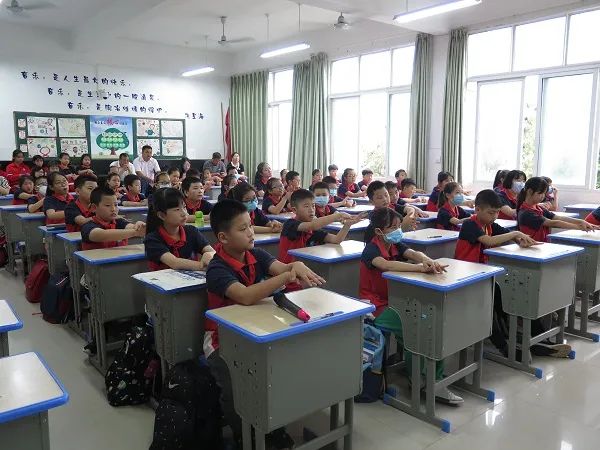 5月21日上午9:10,昭通绥江凤凰小学的孩子和中山东区雍景园小学的孩子