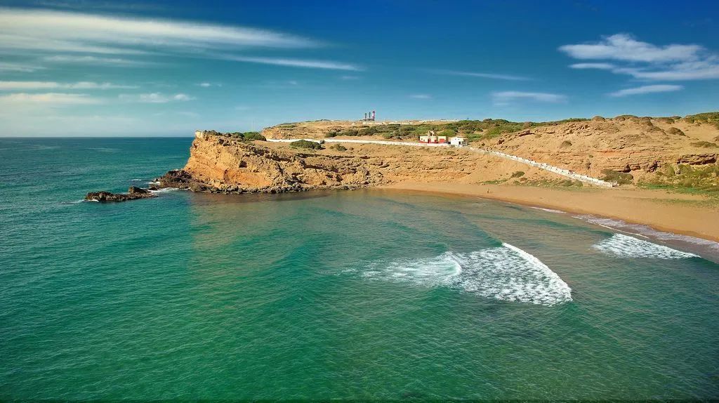 海面女神),并认为陆地环绕它,而陆地又被"俄刻阿诺斯"(oceanus,海洋