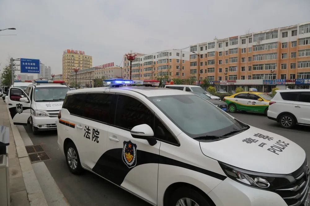 2020年5月22日清早,前郭县人民法院执行局门口便整齐的停放了六辆警车