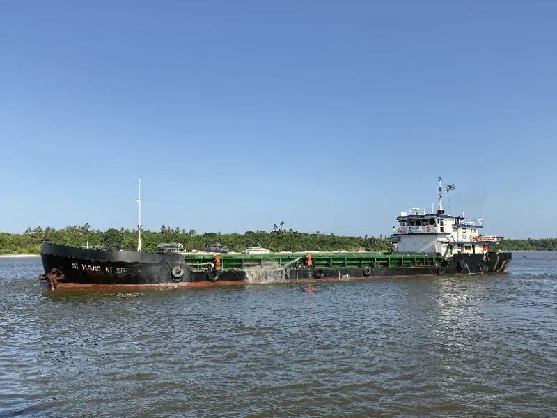 旧貌换新颜为泥驳船做手术